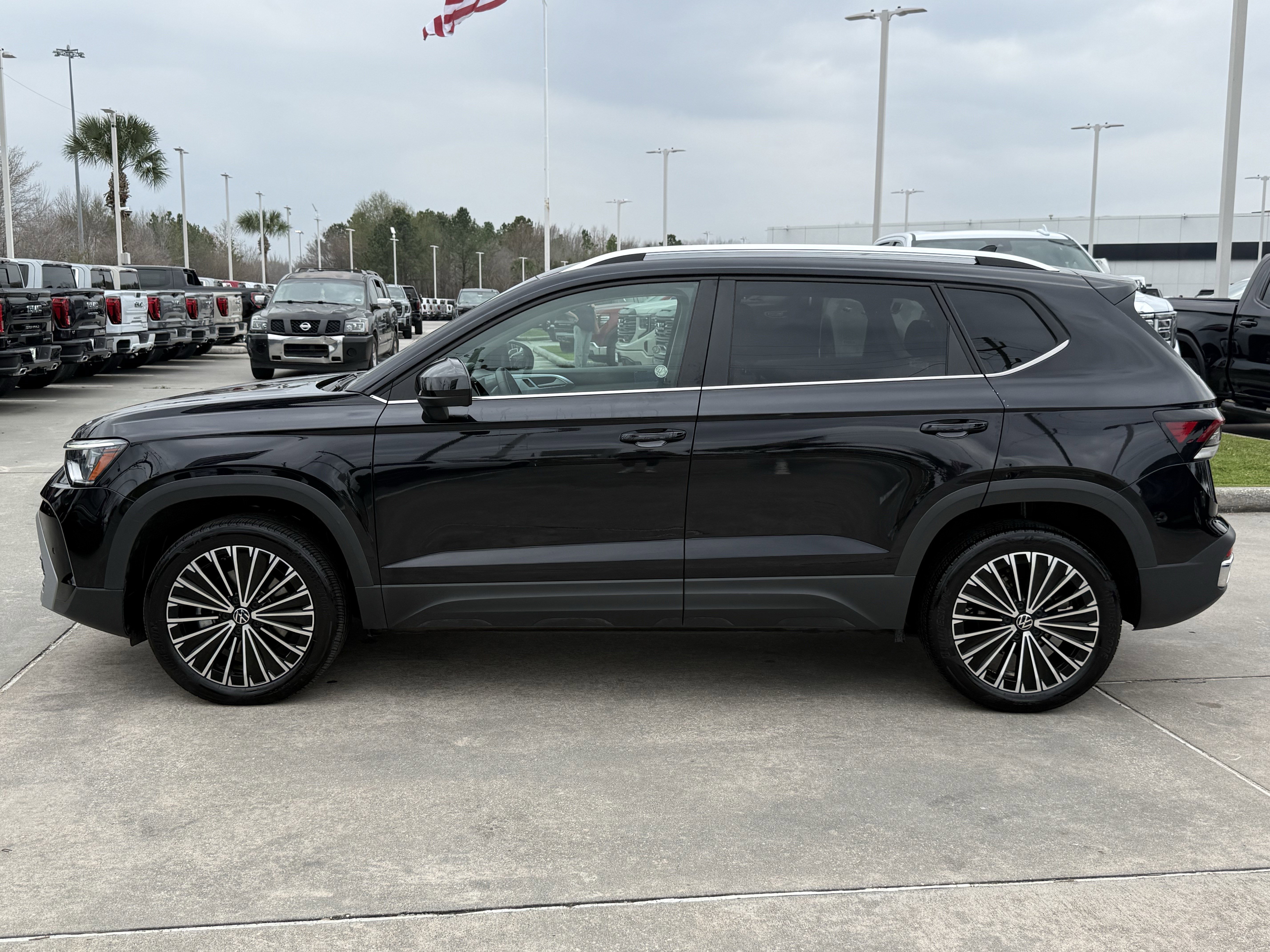 Used 2025 Volkswagen Taos SE image 8