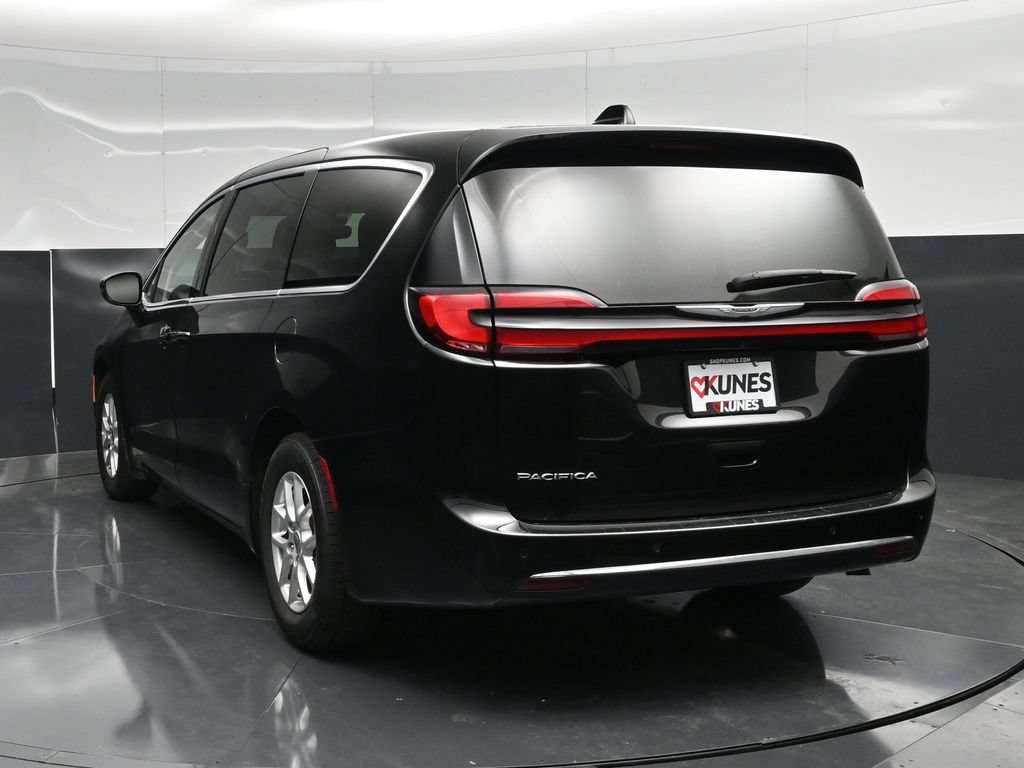Used 2024 Chrysler Pacifica Touring-L FWD image 8
