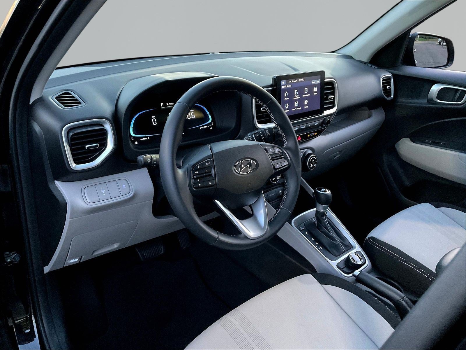 Used 2025 Hyundai Venue SEL FWD image 16