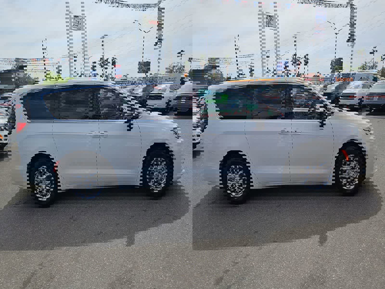 Used 2024 Chrysler Pacifica Touring-L image 11