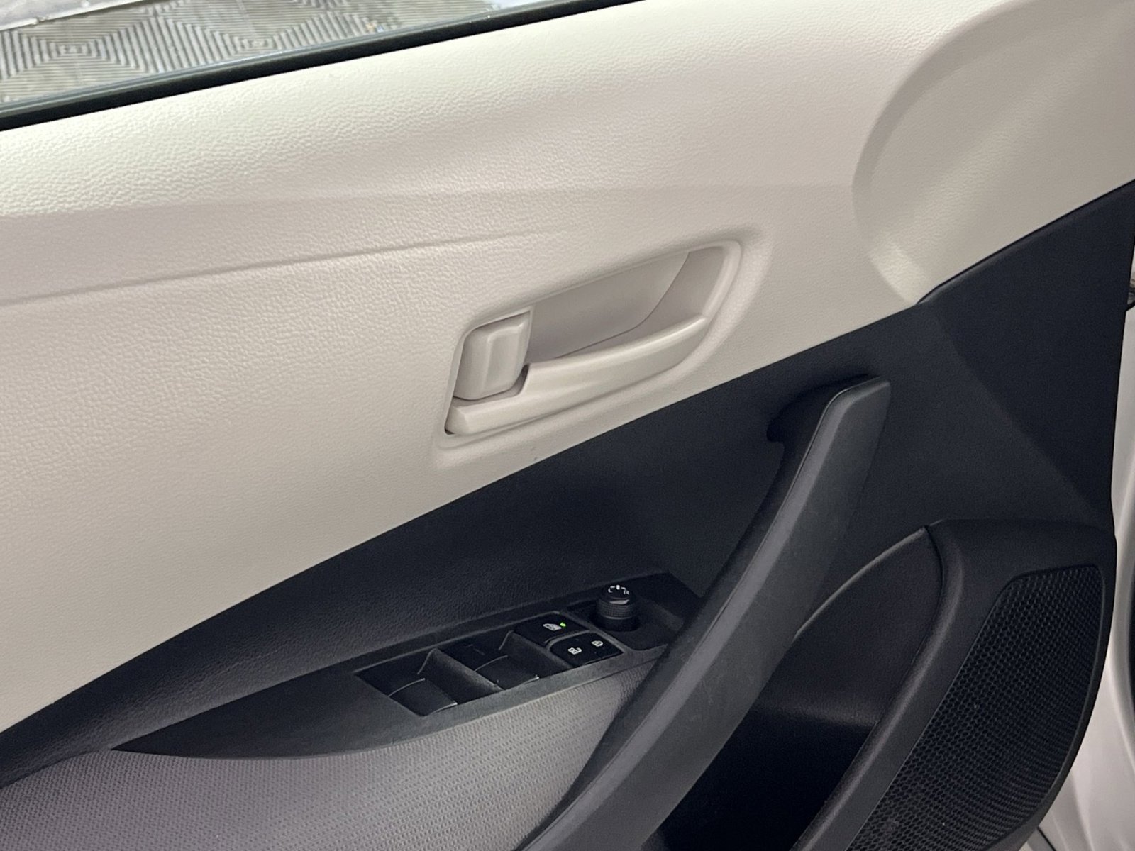 Used 2022 Toyota Corolla LE image 15