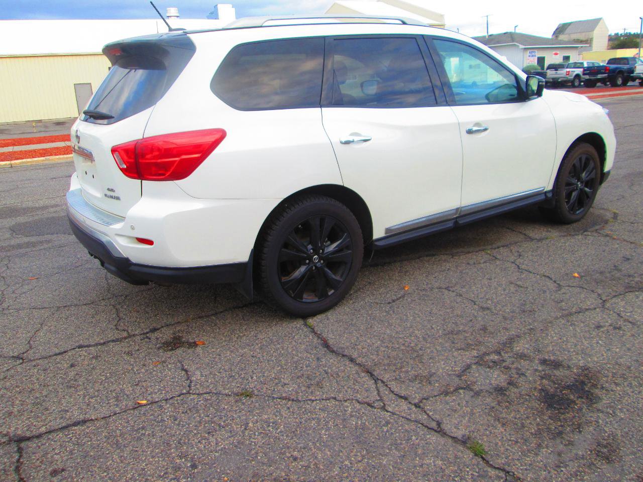 Used 2017 Nissan Pathfinder Platinum AWD/4WD image 5