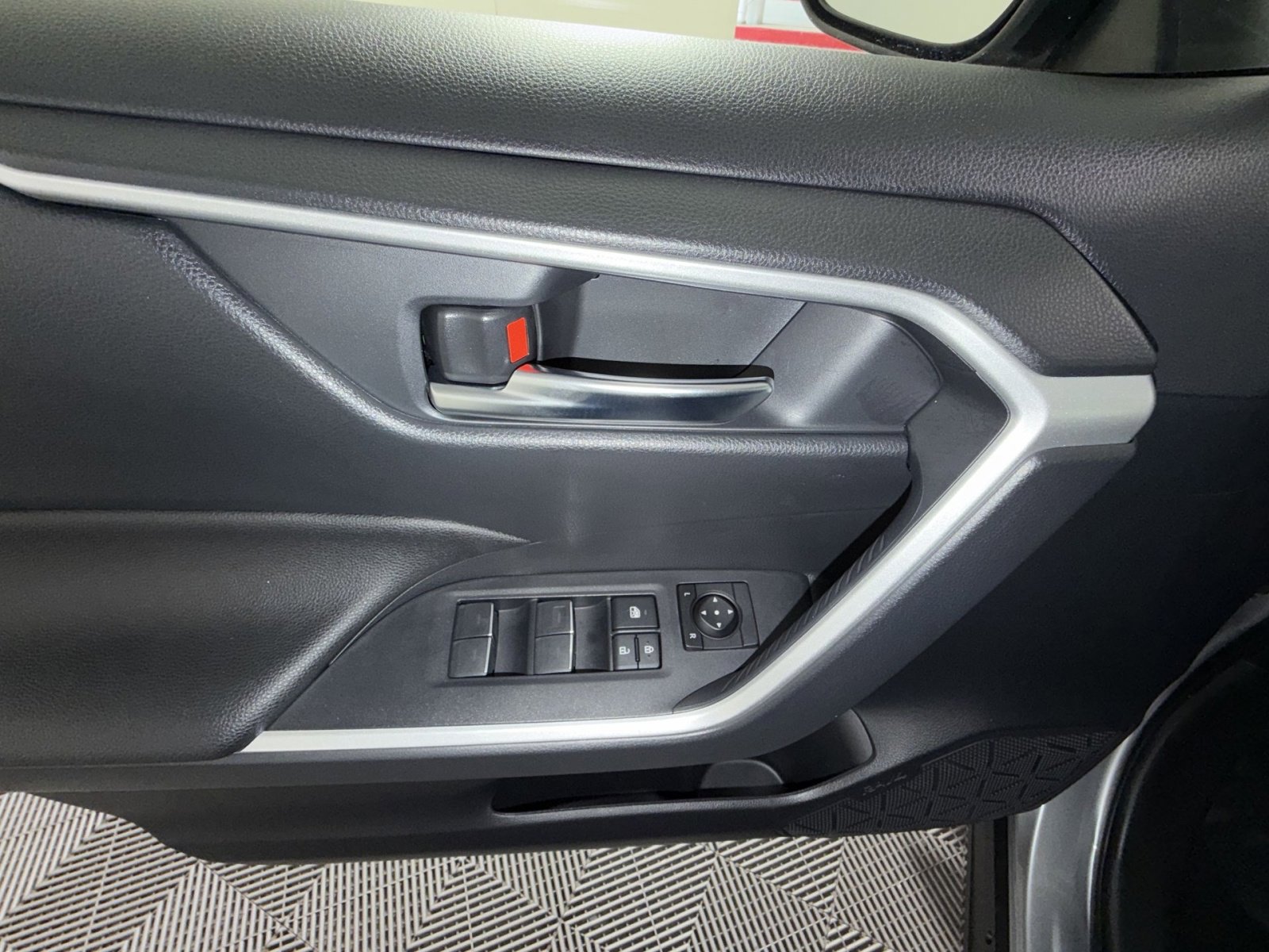 Used 2025 Toyota RAV4 XLE image 15