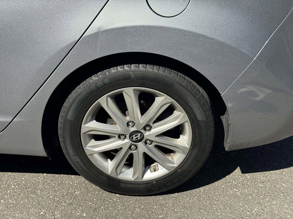 Used 2015 Hyundai Elantra SE w/ Option Group 02 FWD image 11