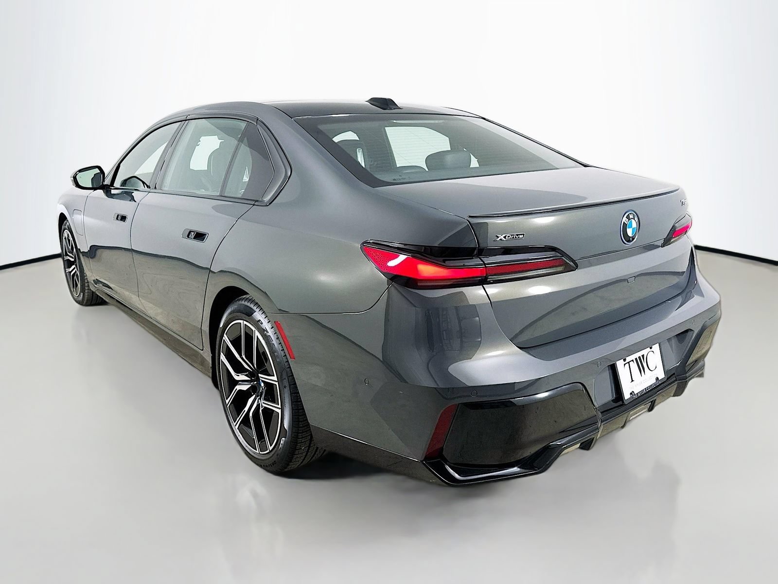 New 2026 BMW 750e xDrive w/ Executive Package AWD/4WD image 7