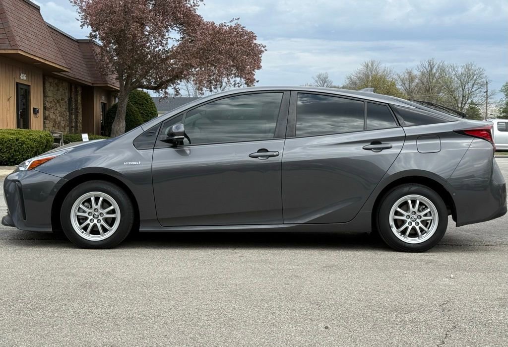 Used 2019 Toyota Prius LE image 2