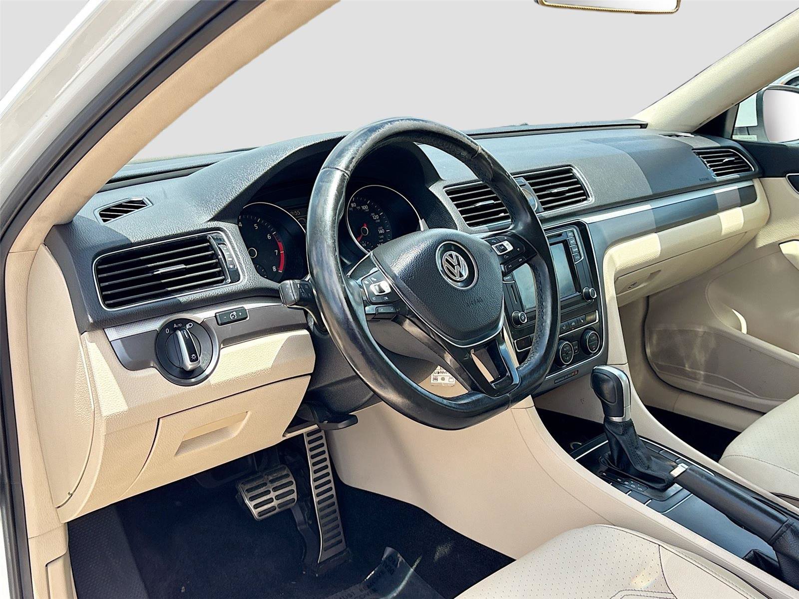 Used 2017 Volkswagen Passat 1.8T R-Line w/ R-Line Lighting Package FWD image 9