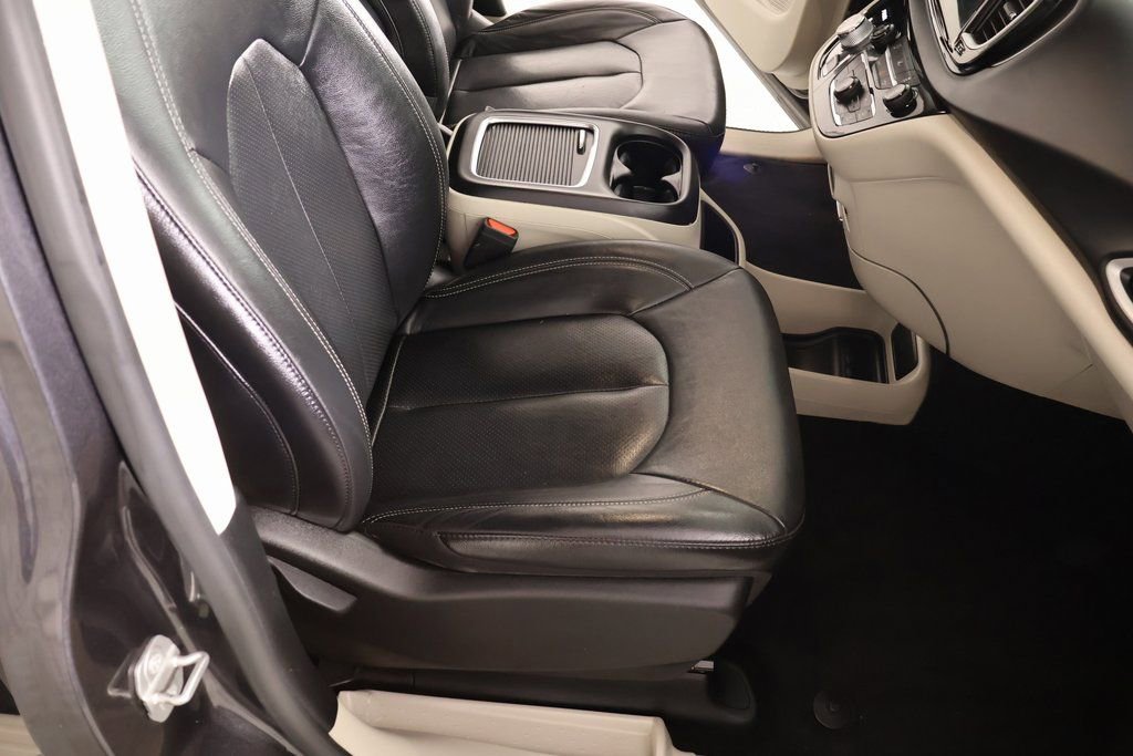 Used 2022 Chrysler Pacifica Touring-L image 13