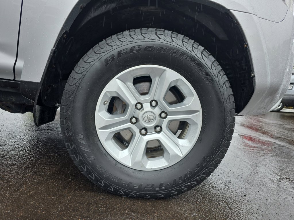 Used 2018 Toyota 4Runner SR5 AWD/4WD image 9