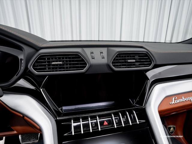 Used 2022 Lamborghini Urus AWD/4WD image 25