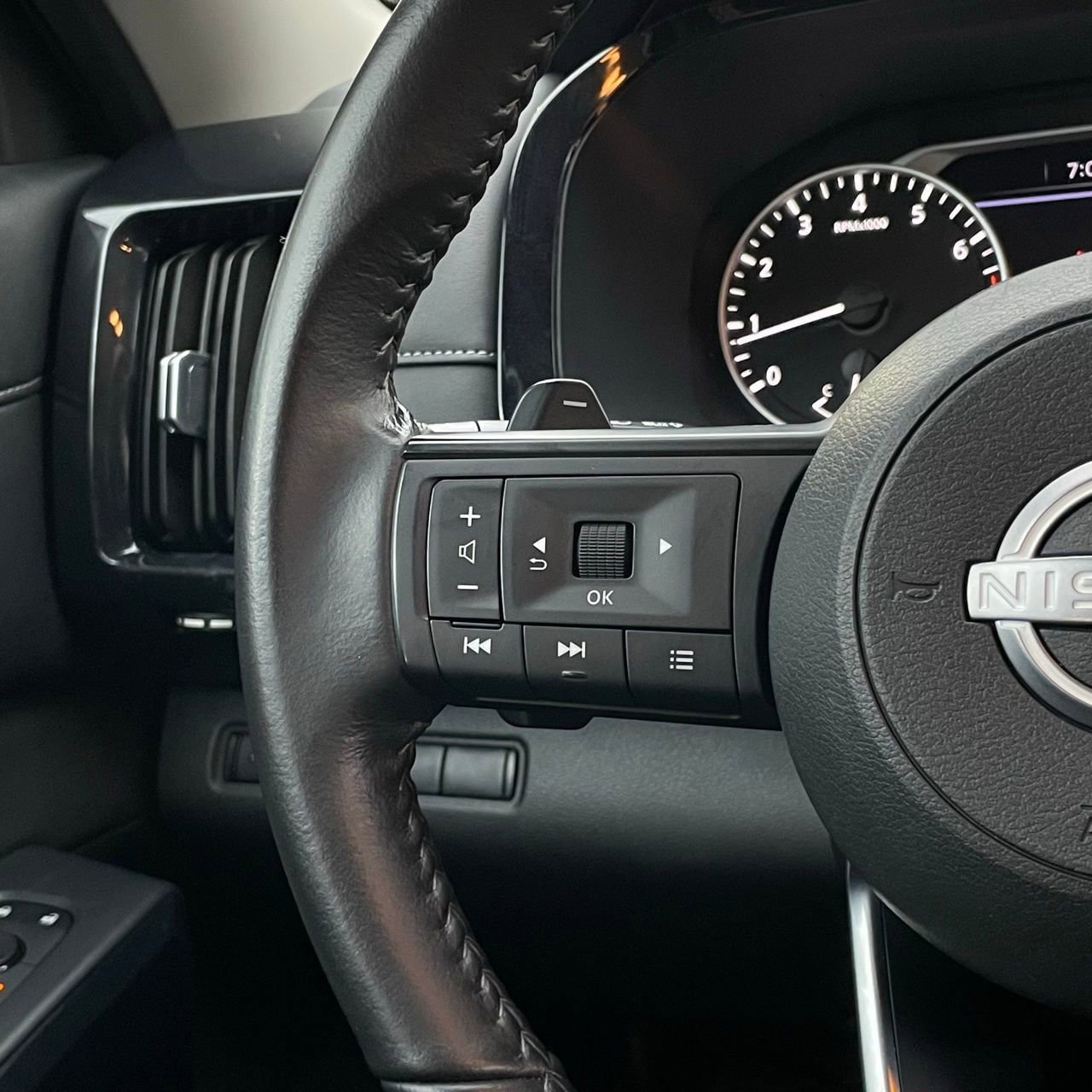 Used 2024 Nissan Pathfinder SV FWD image 14