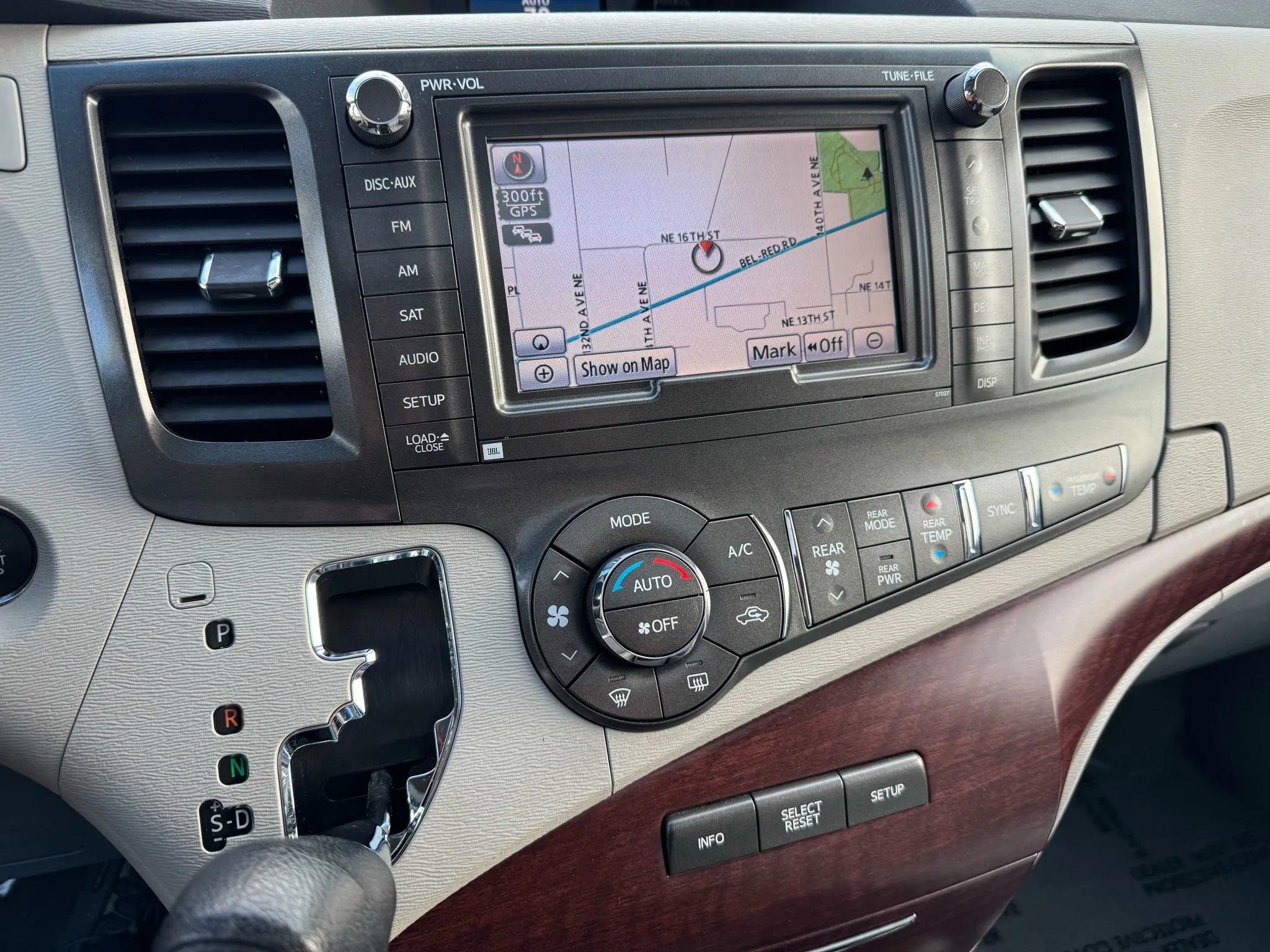 Used 2014 Toyota Sienna XLE w/ XLE Premium Package AWD/4WD image 30