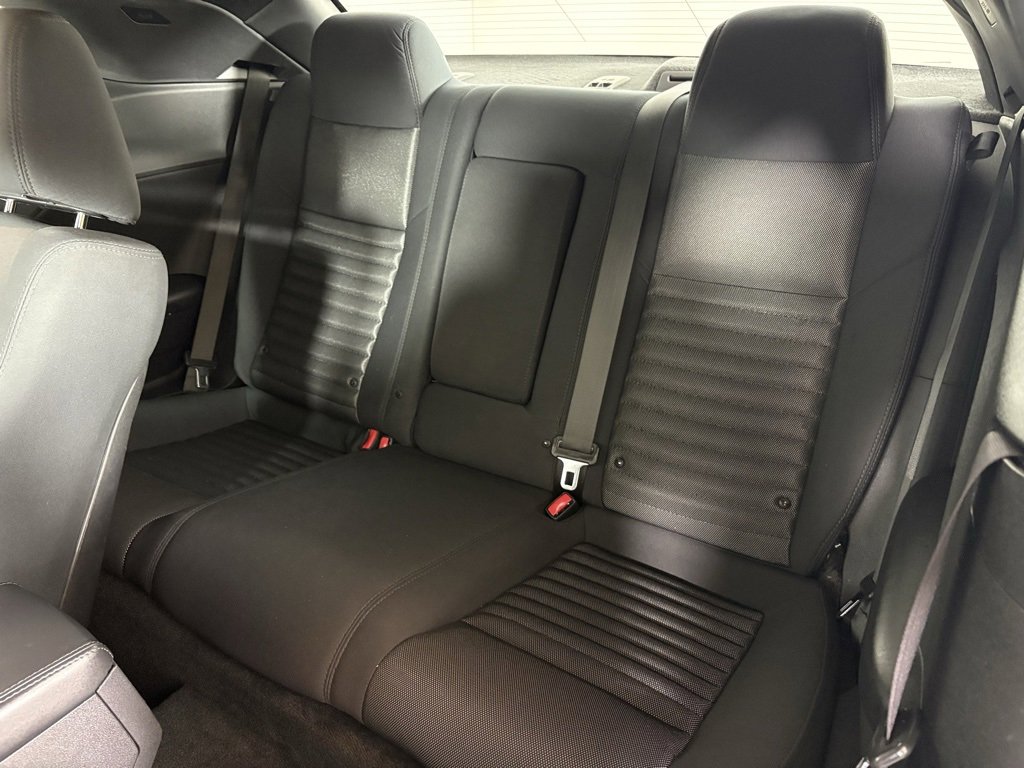 Used 2014 Dodge Challenger SXT image 31