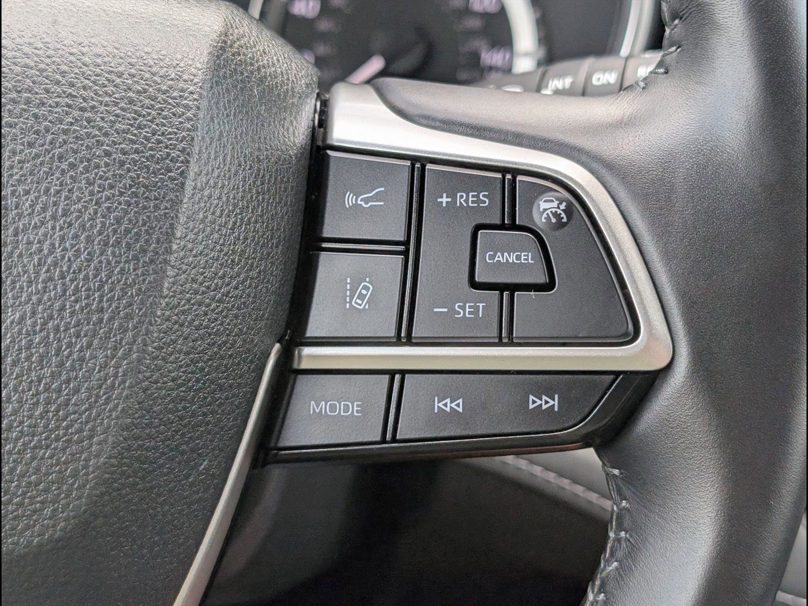 Used 2024 Toyota Highlander XLE AWD/4WD image 17