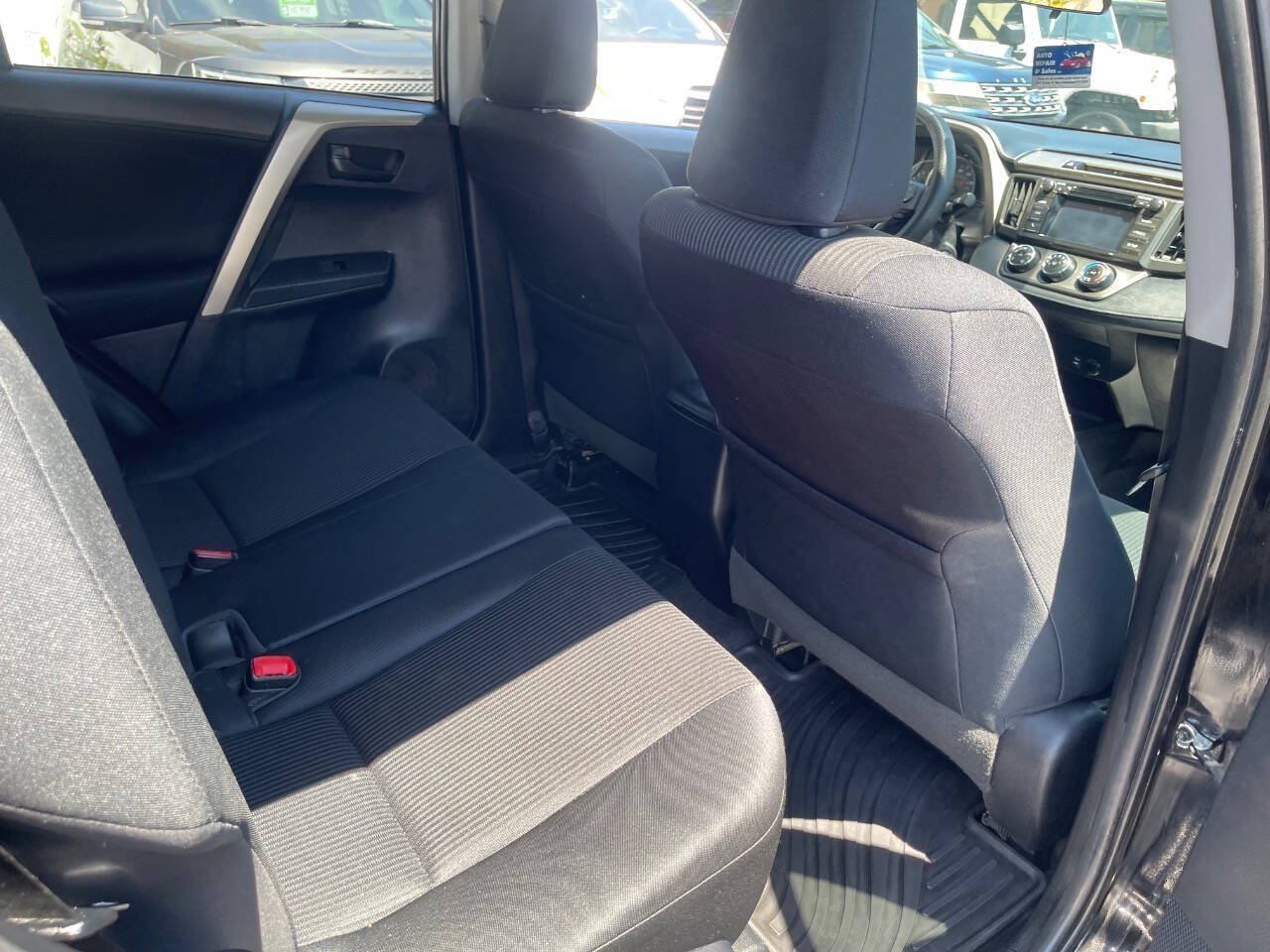 Used 2015 Toyota RAV4 LE AWD/4WD image 25