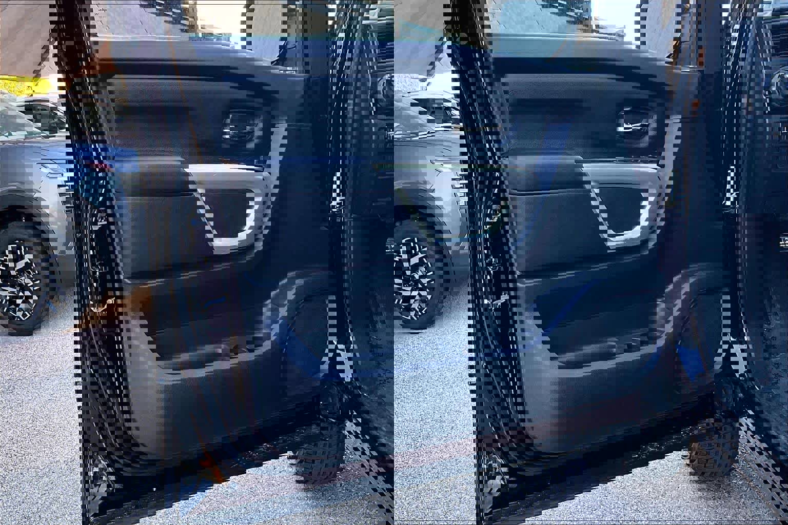 Used 2022 Nissan Titan SV image 20