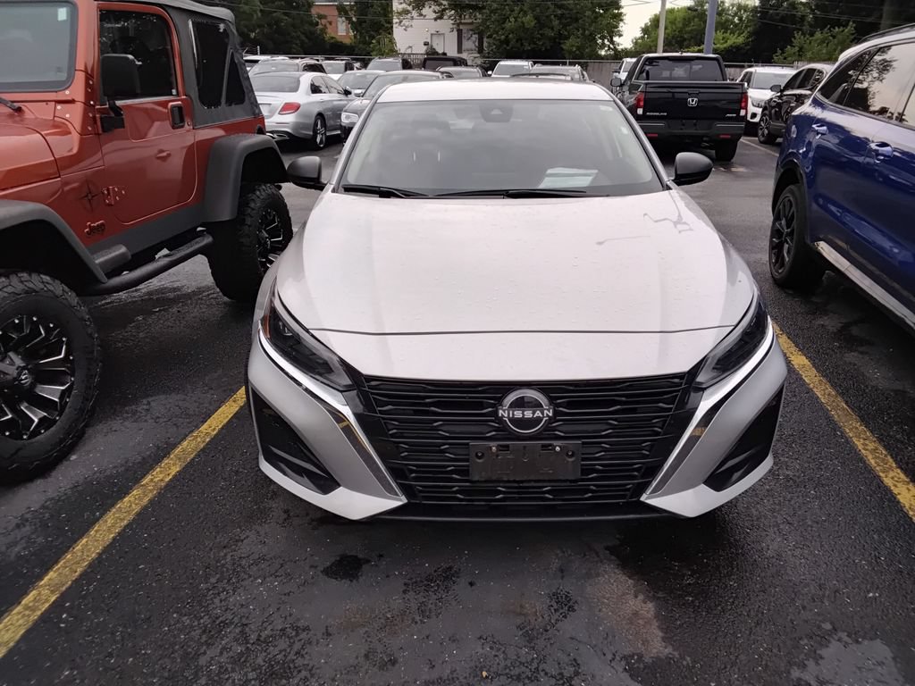 Used 2024 Nissan Altima 2.5 SV FWD image 2