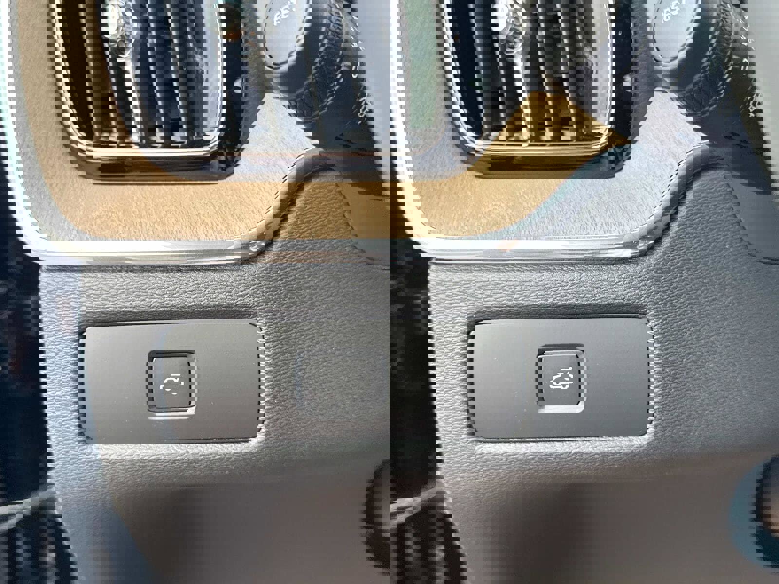 New 2026 Volvo XC60 B5 Plus w/ Climate Package image 29