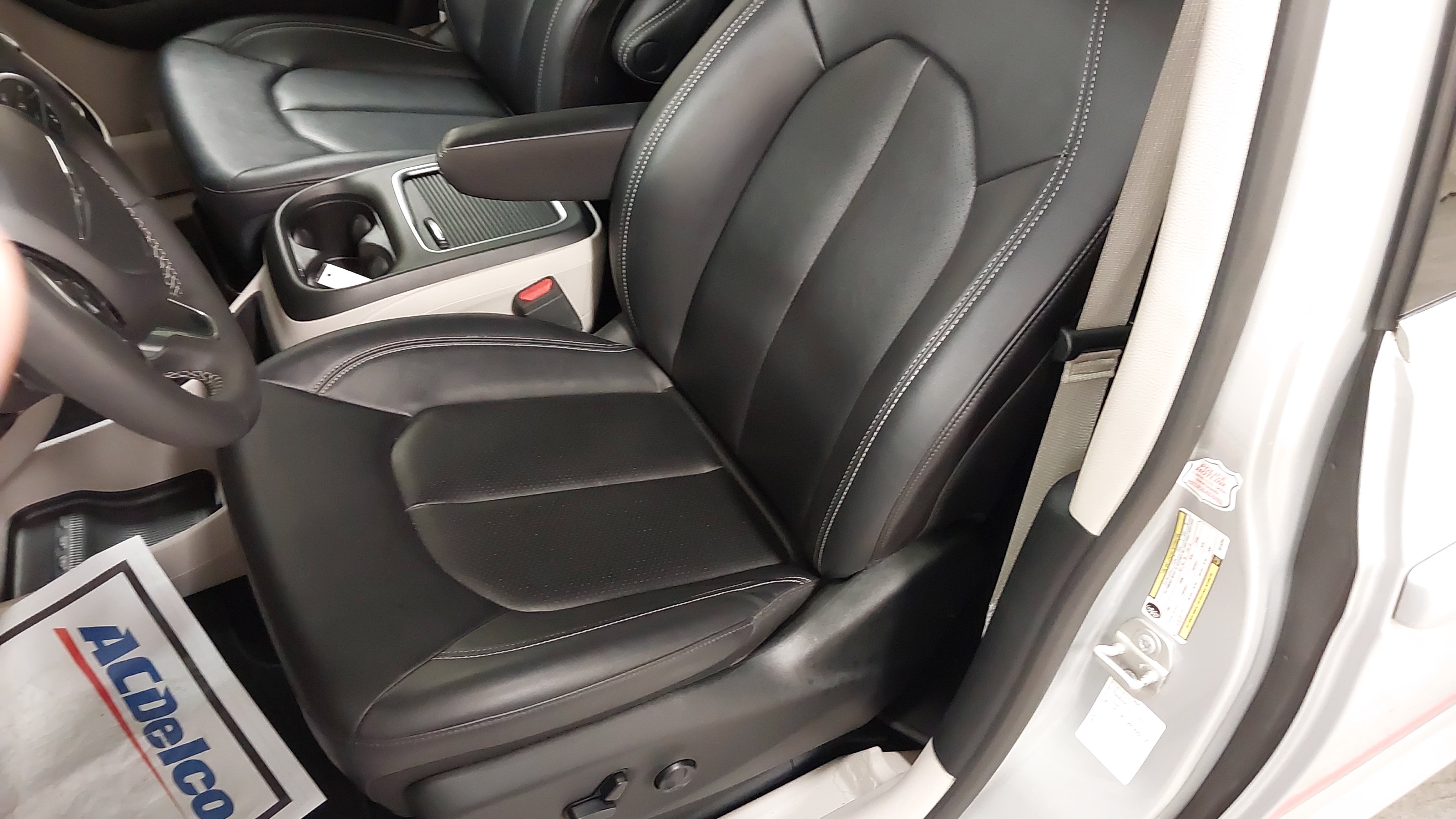 Used 2024 Chrysler Pacifica Touring-L FWD image 22