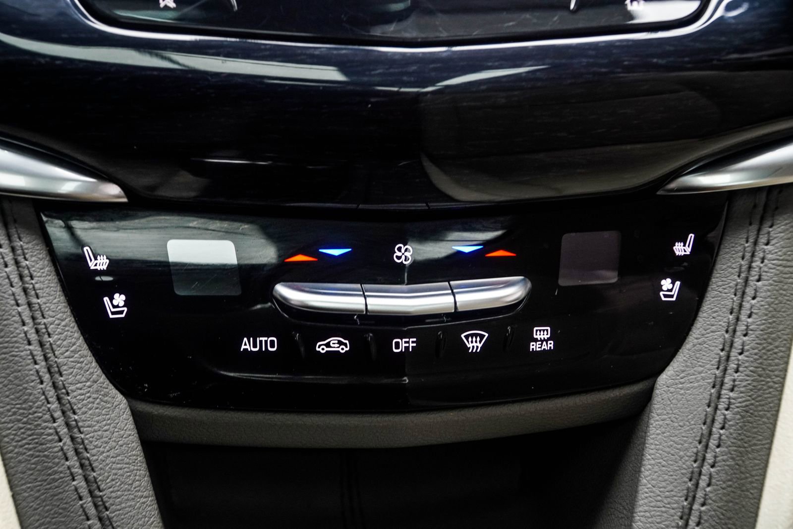 Used 2024 Cadillac XT6 Premium Luxury w/ LPO, Floor Liner Package AWD/4WD image 20