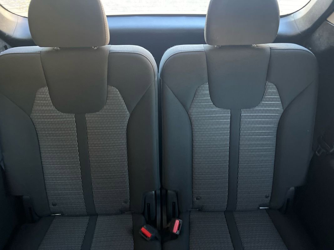 Used 2023 Kia Sorento LX image 12