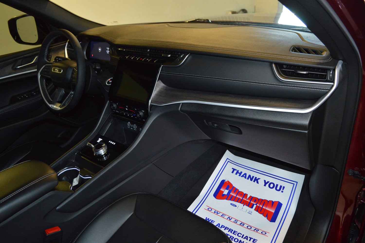 Used 2025 Jeep Grand Cherokee Limited w/ Black Appearance Package image 10