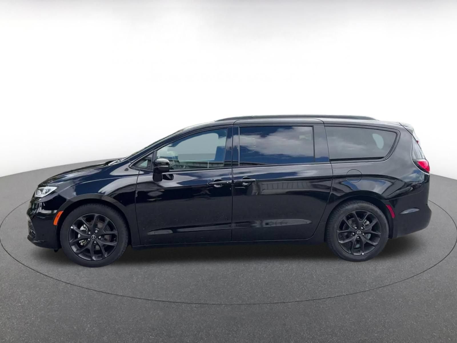 Used 2025 Chrysler Pacifica Limited FWD image 7