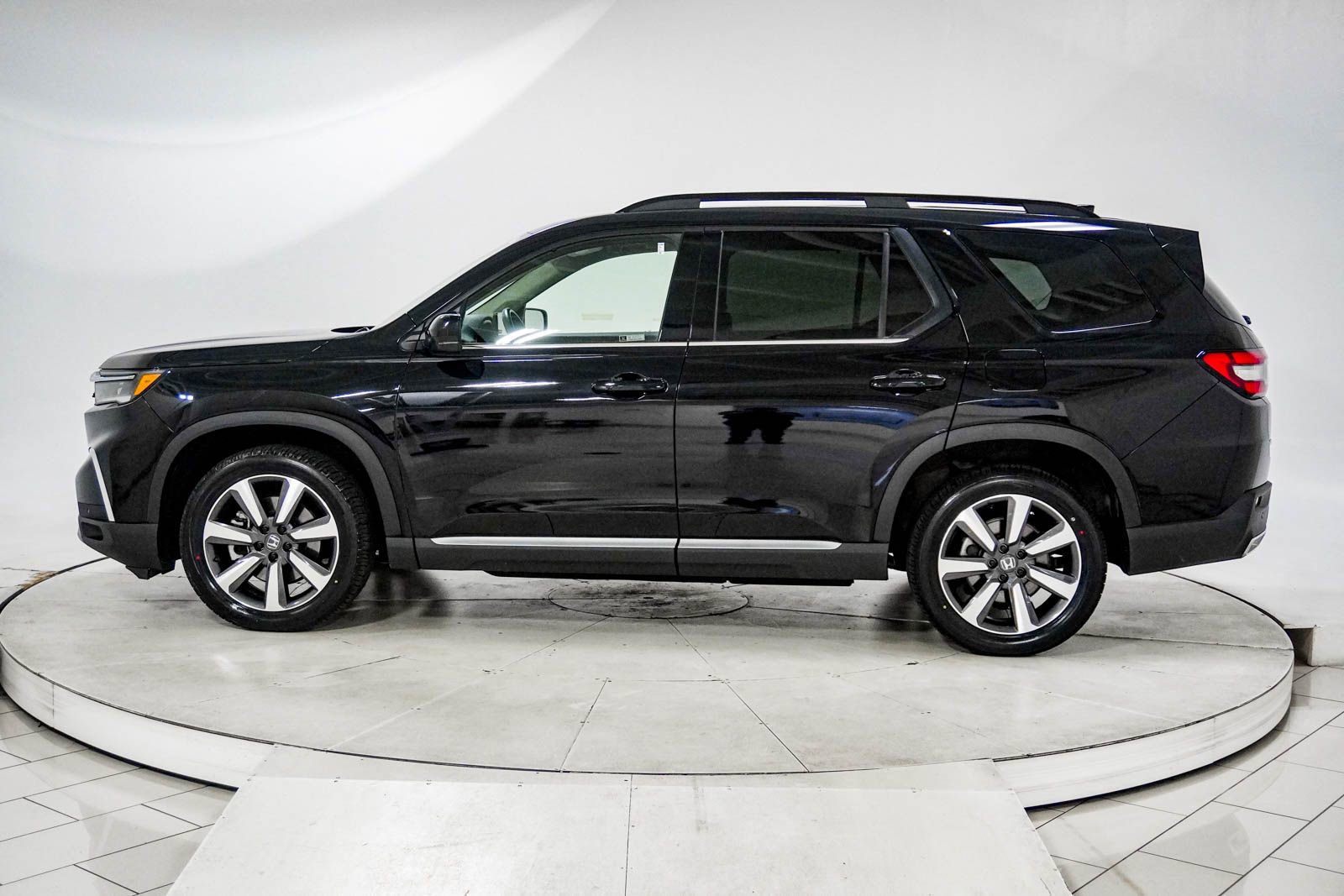Used 2023 Honda Pilot Touring image 5