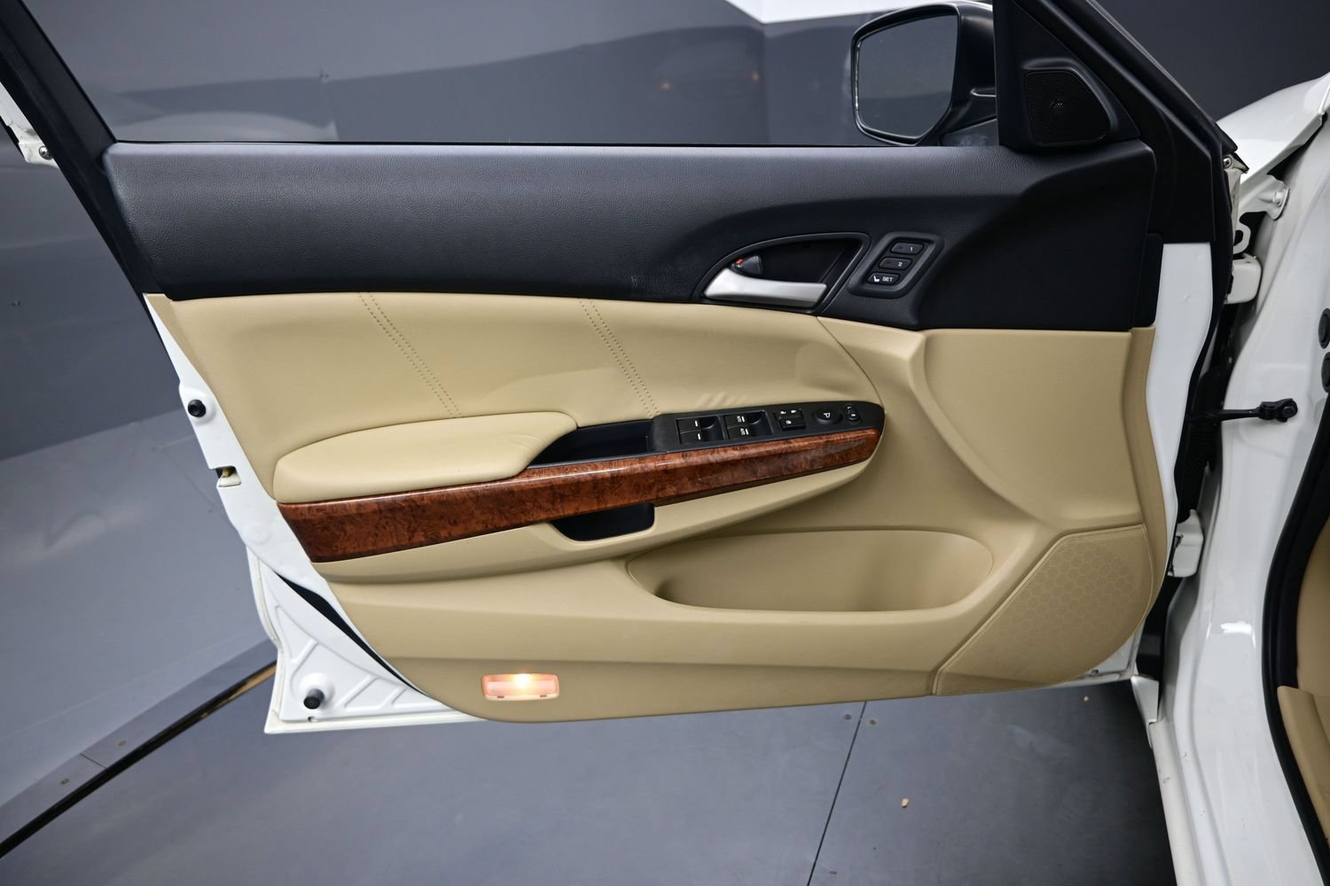 Used 2011 Honda Accord EX-L image 9