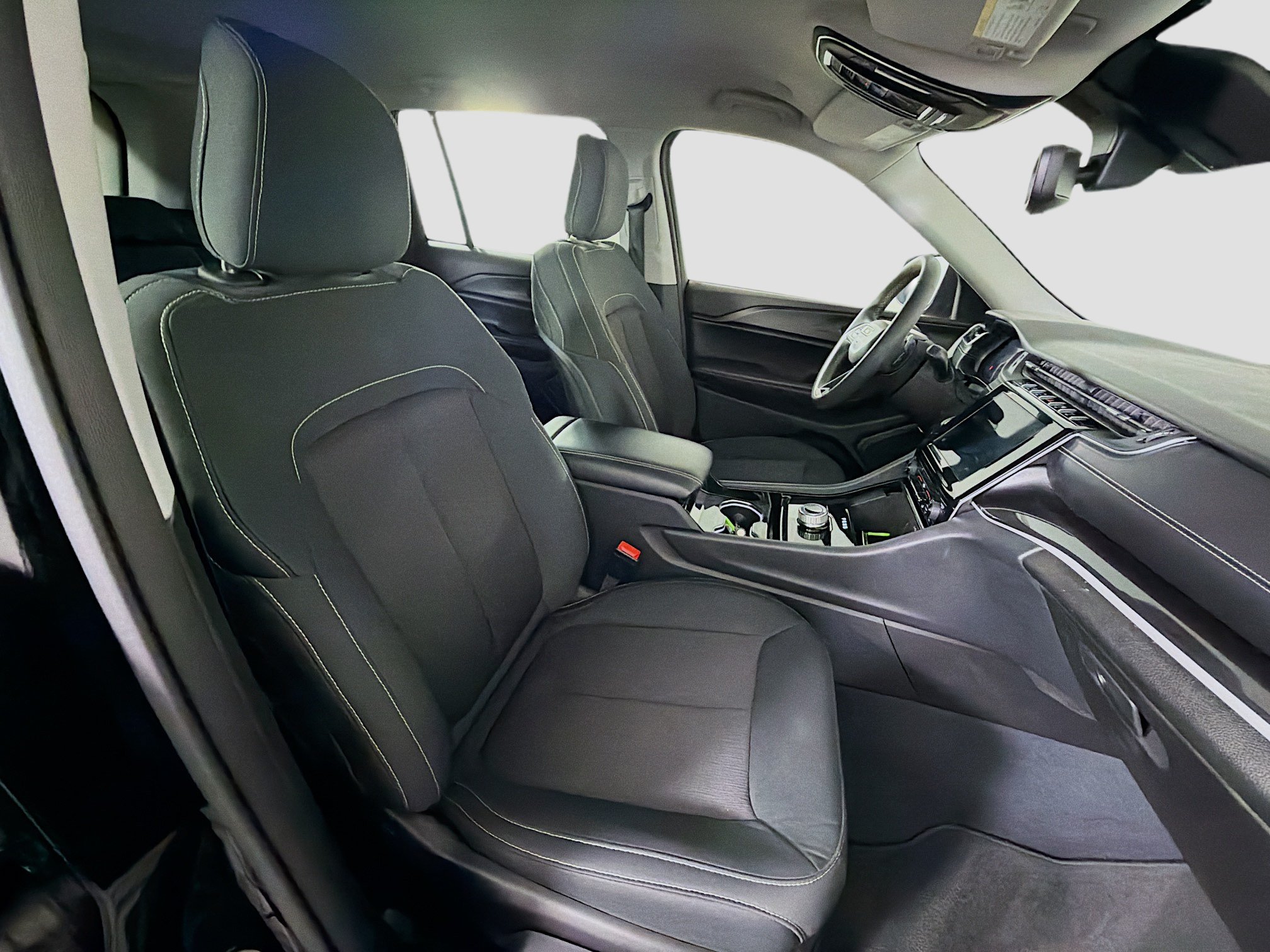 Used 2023 Jeep Grand Cherokee Laredo RWD image 29