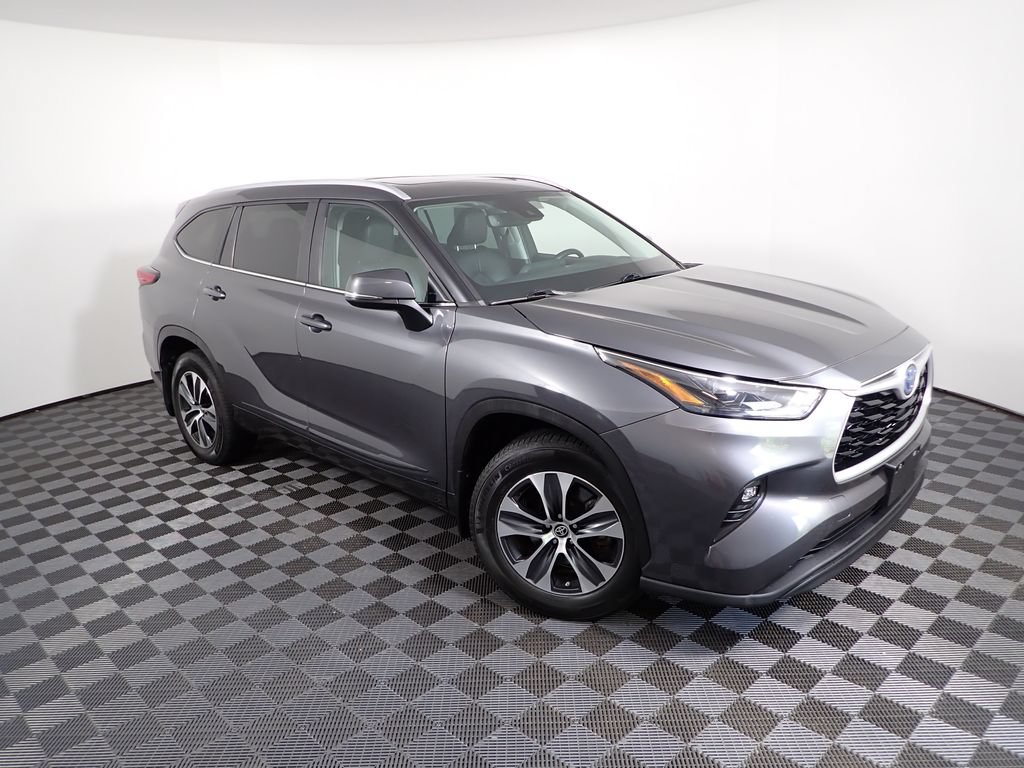 Used 2023 Toyota Highlander XLE AWD/4WD image 9