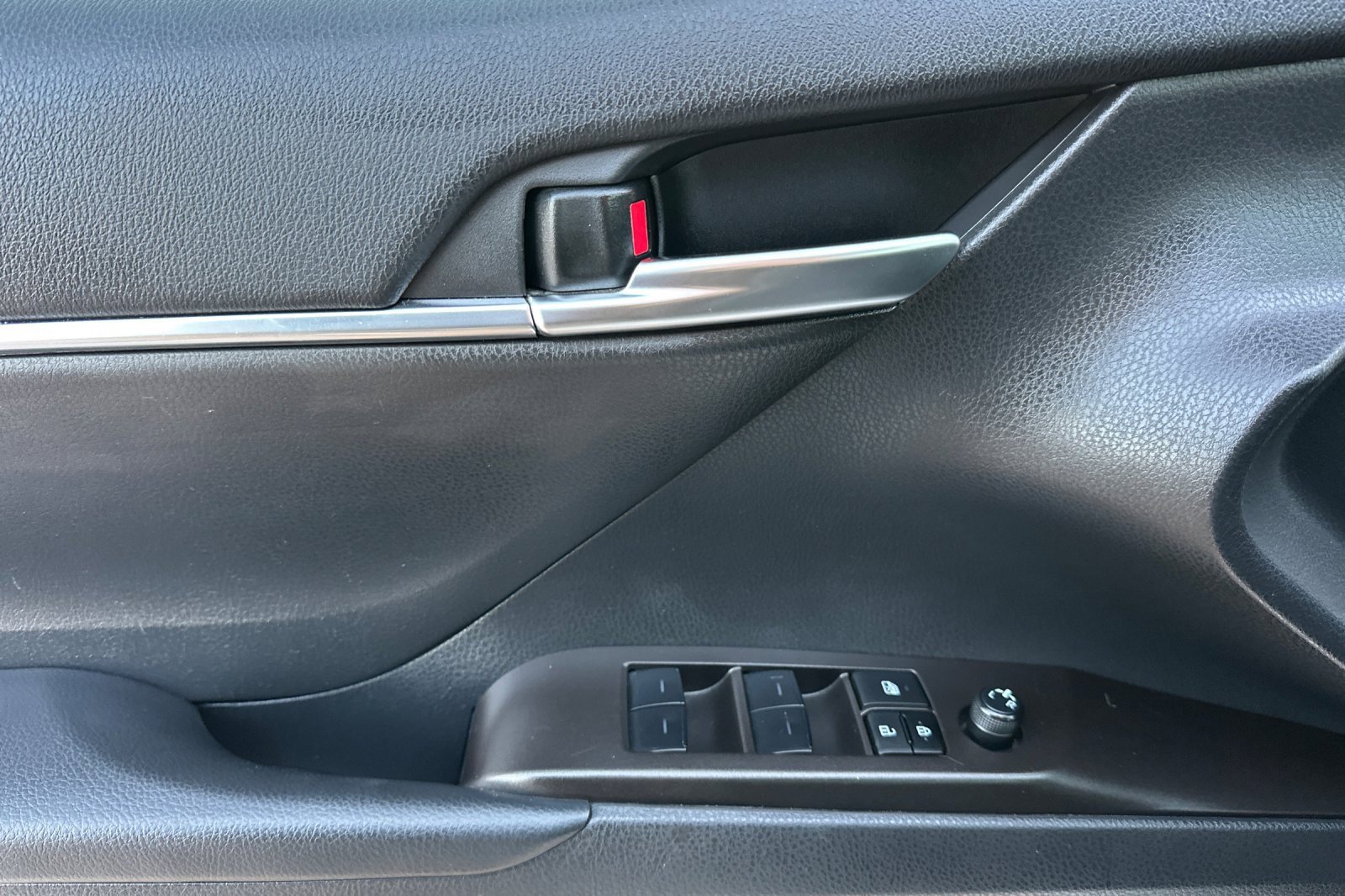 Used 2024 Toyota Camry SE image 11