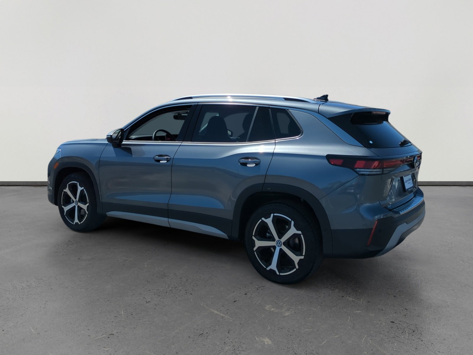 Used 2025 Volkswagen Tiguan SE image 3