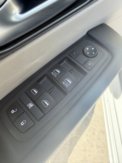 Used 2024 Chrysler Pacifica Touring-L image 23