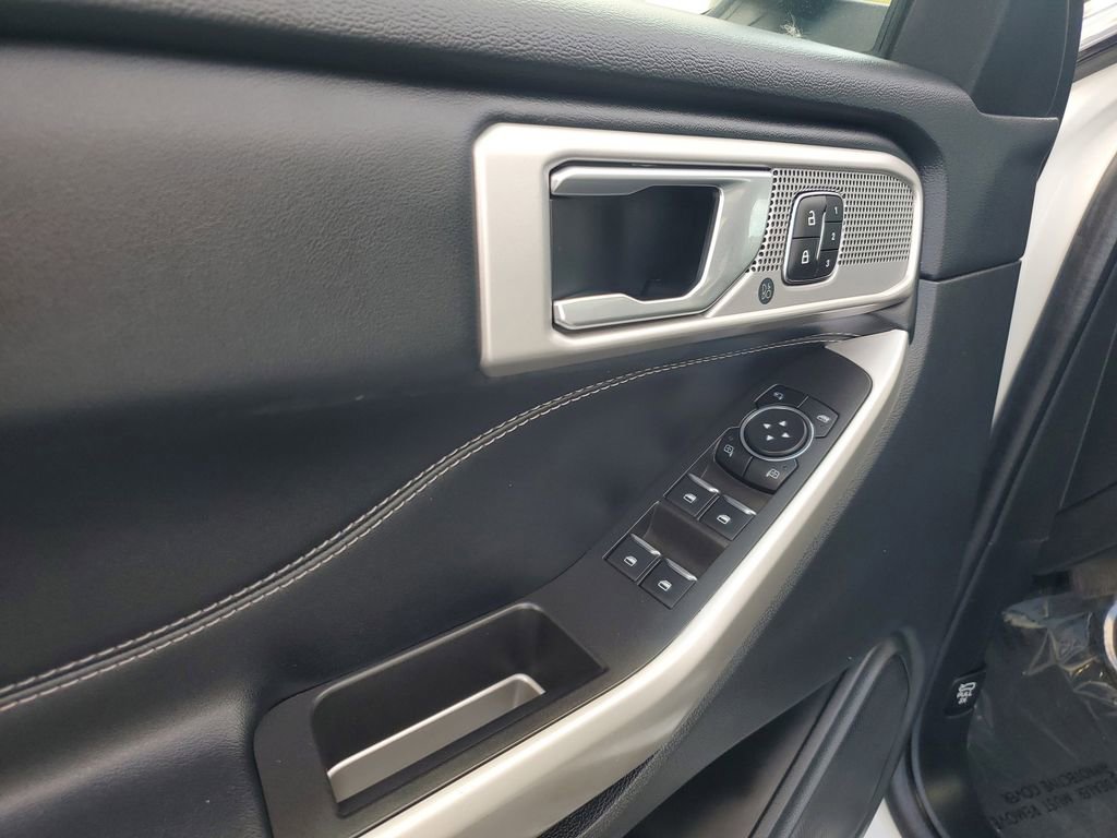 Used 2023 Ford Explorer Limited w/ Equipment Group 301A image 7