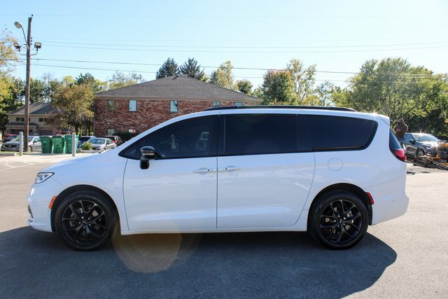 Used 2023 Chrysler Pacifica Limited w/ S Appearance Package image 5