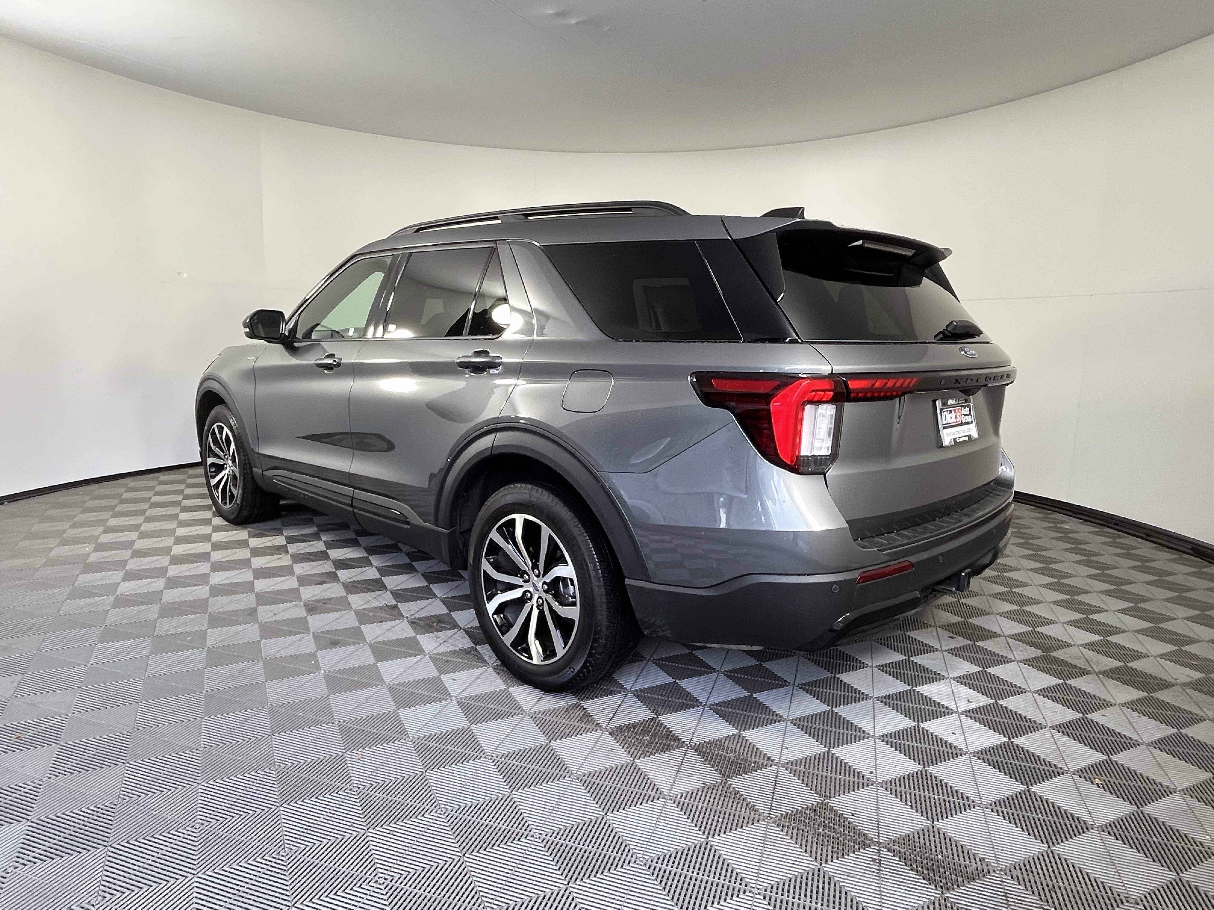 Used 2025 Ford Explorer ST-Line image 3