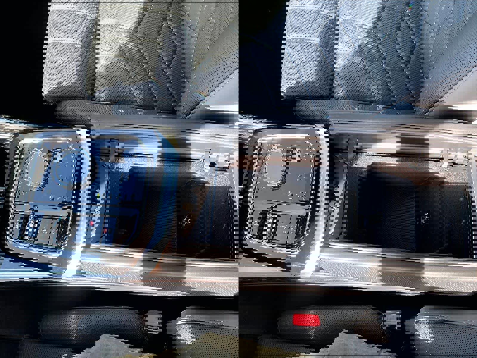 Used 2025 BMW 750e xDrive image 36