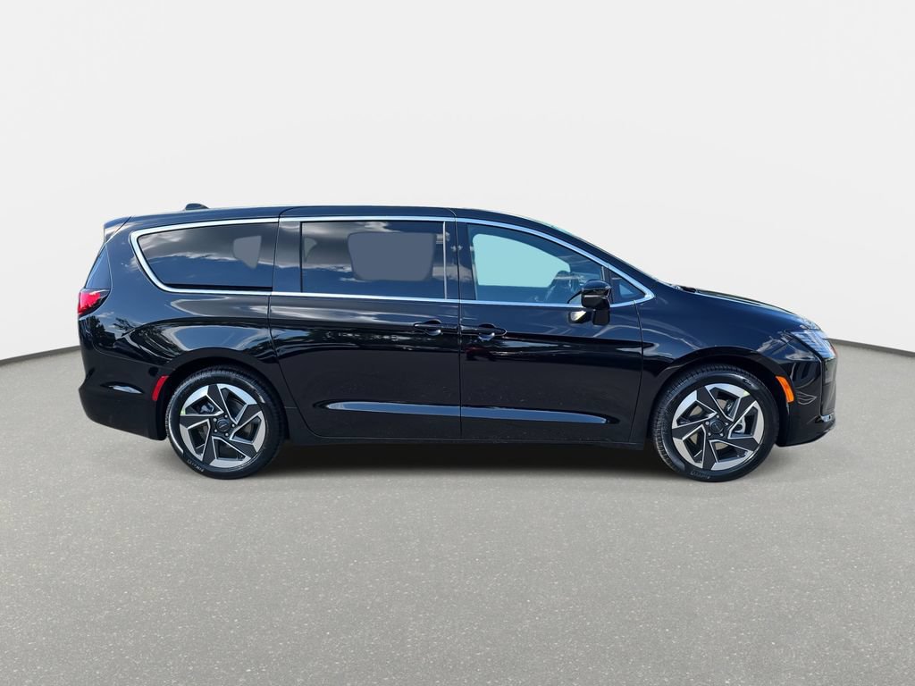 New 2027 Chrysler Pacifica Limited FWD image 4