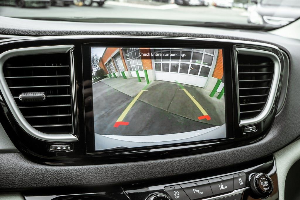Used 2023 Chrysler Pacifica Touring-L FWD image 10