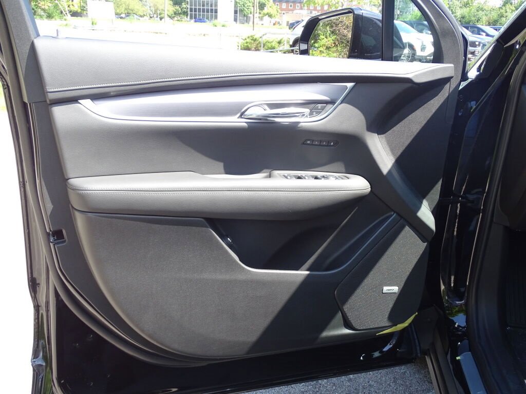 New 2025 Cadillac XT6 Luxury image 31