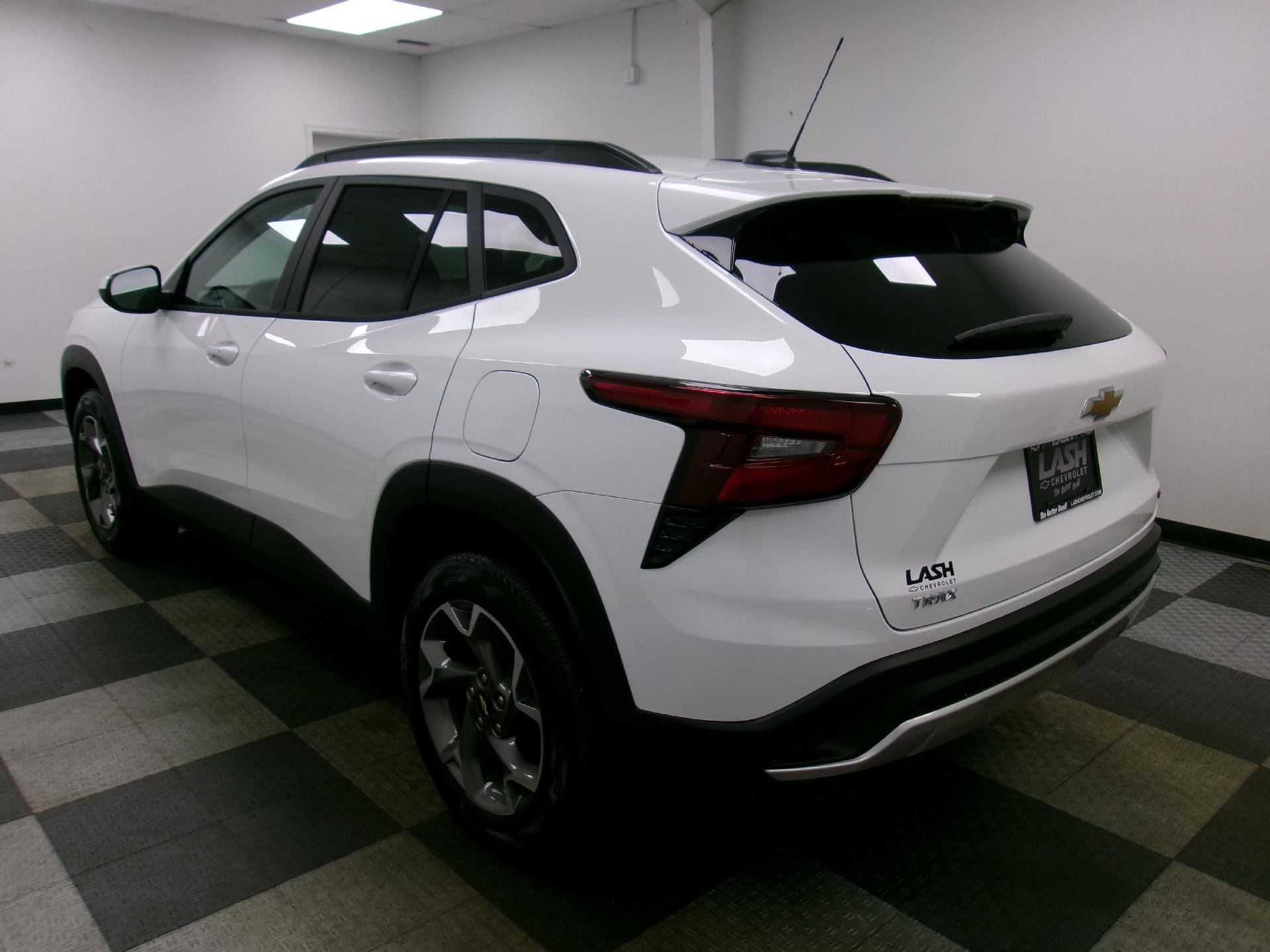 New 2026 Chevrolet Trax LT w/ LT Convenience Package FWD image 2
