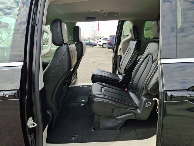 Used 2024 Chrysler Pacifica Touring-L image 10