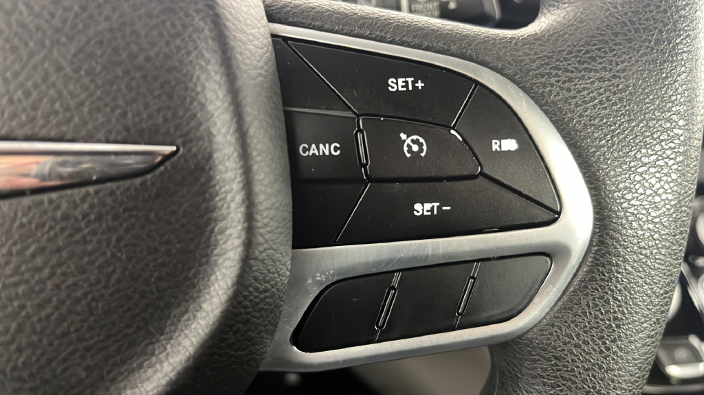 Used 2018 Chrysler Pacifica Touring Plus w/ Tire & Wheel Group FWD image 22