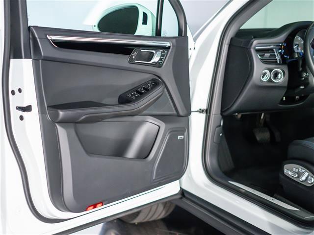 Certified 2025 Porsche Macan S AWD/4WD image 21