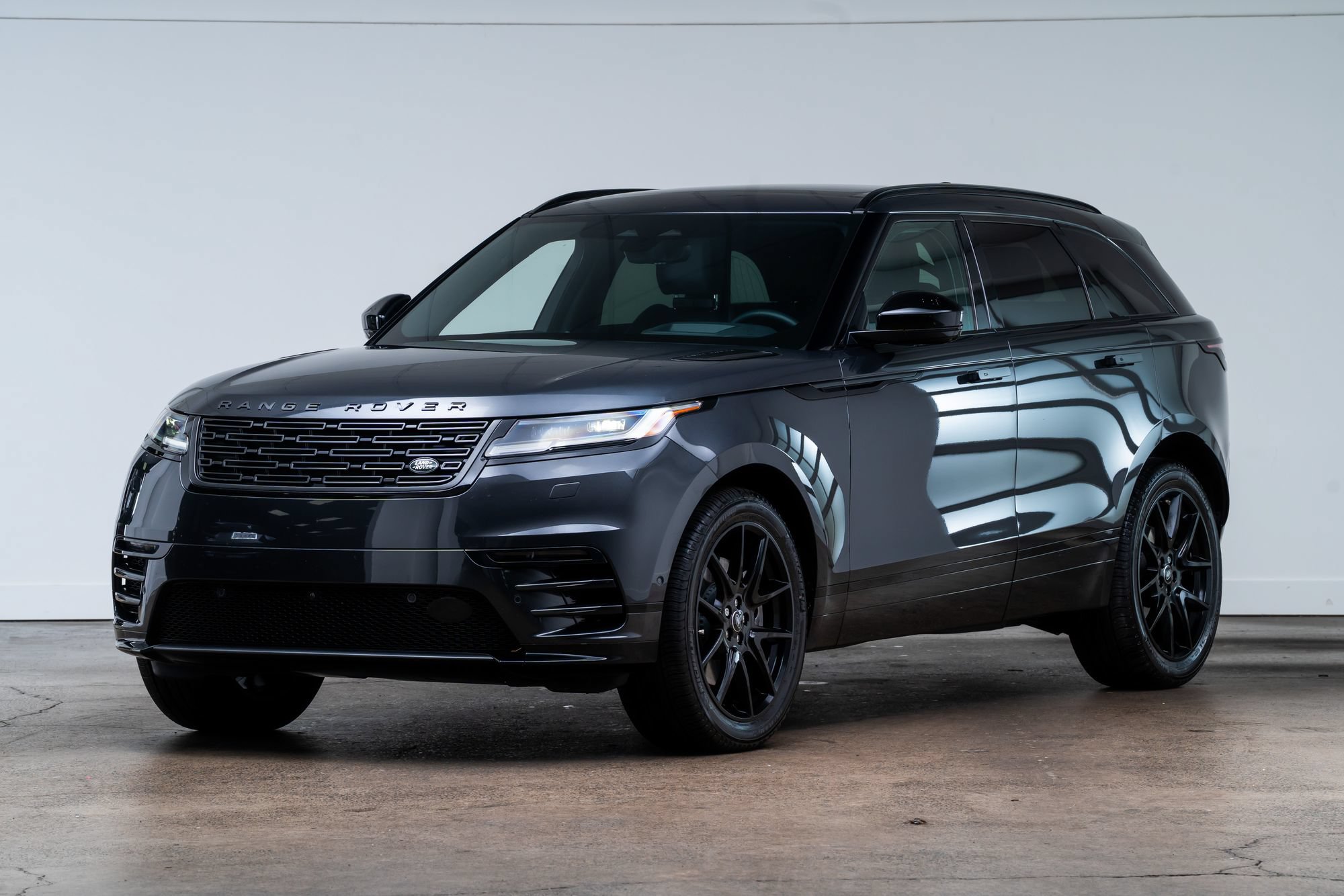Used 2026 Land Rover Range Rover Velar Dynamic SE AWD/4WD image 3