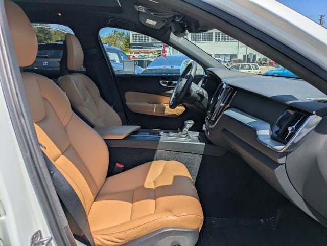 Used 2018 Volvo XC60 T5 Momentum w/ Advanced Package image 29
