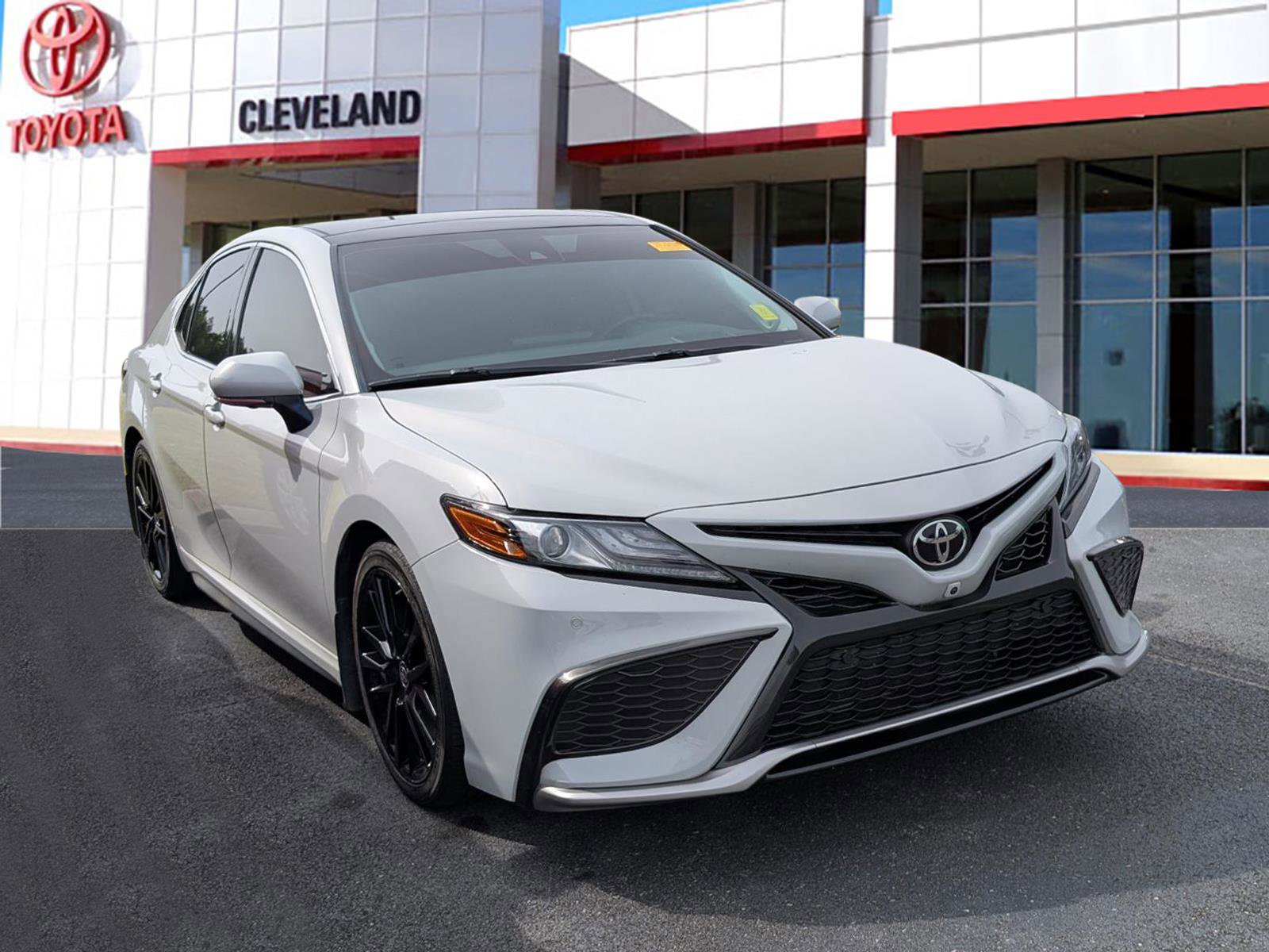 Used 2022 Toyota Camry XSE w/ Navigation Package FWD image 2