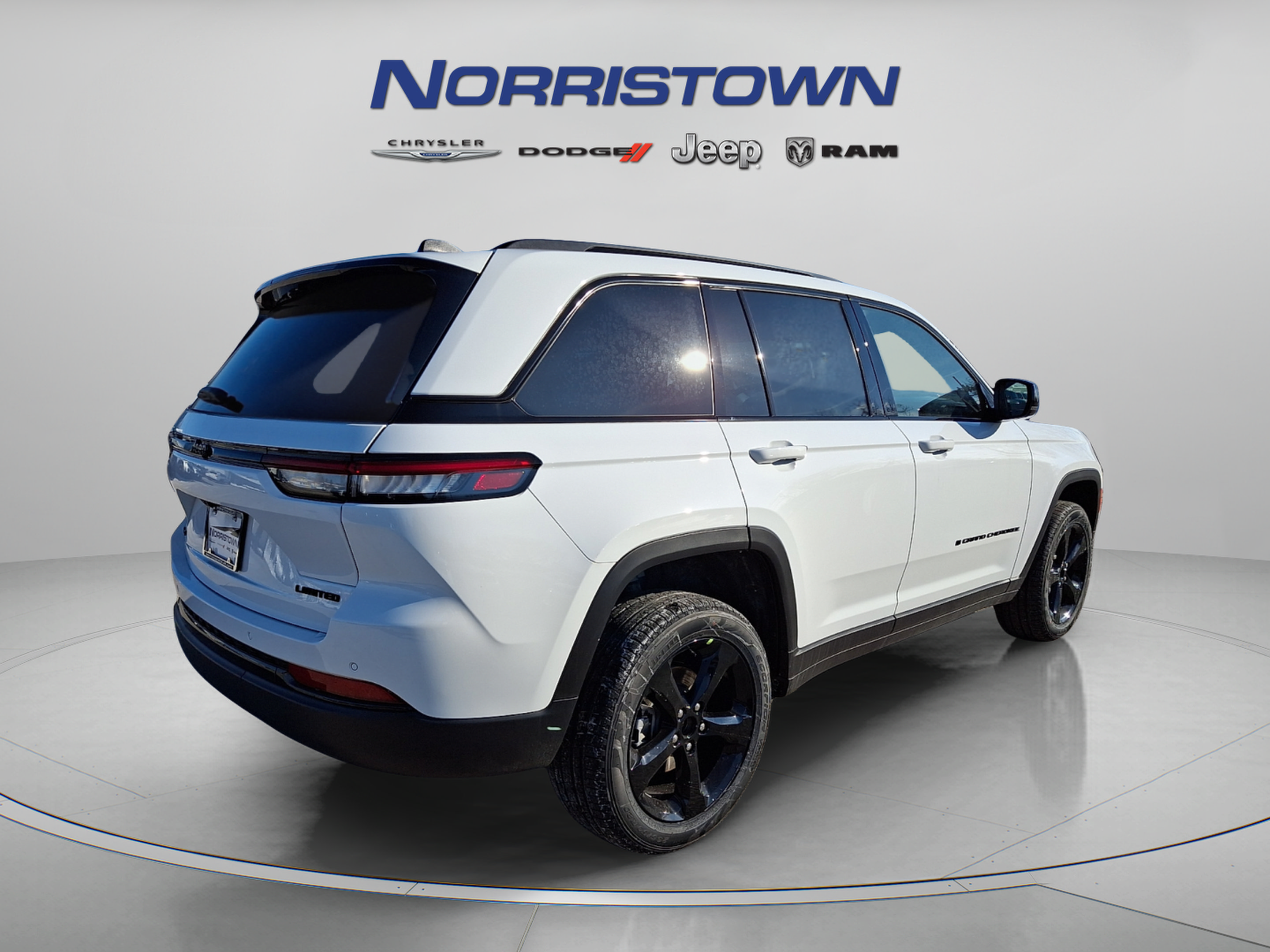 New 2025 Jeep Grand Cherokee Limited w/ Black Appearance Package AWD/4WD image 4