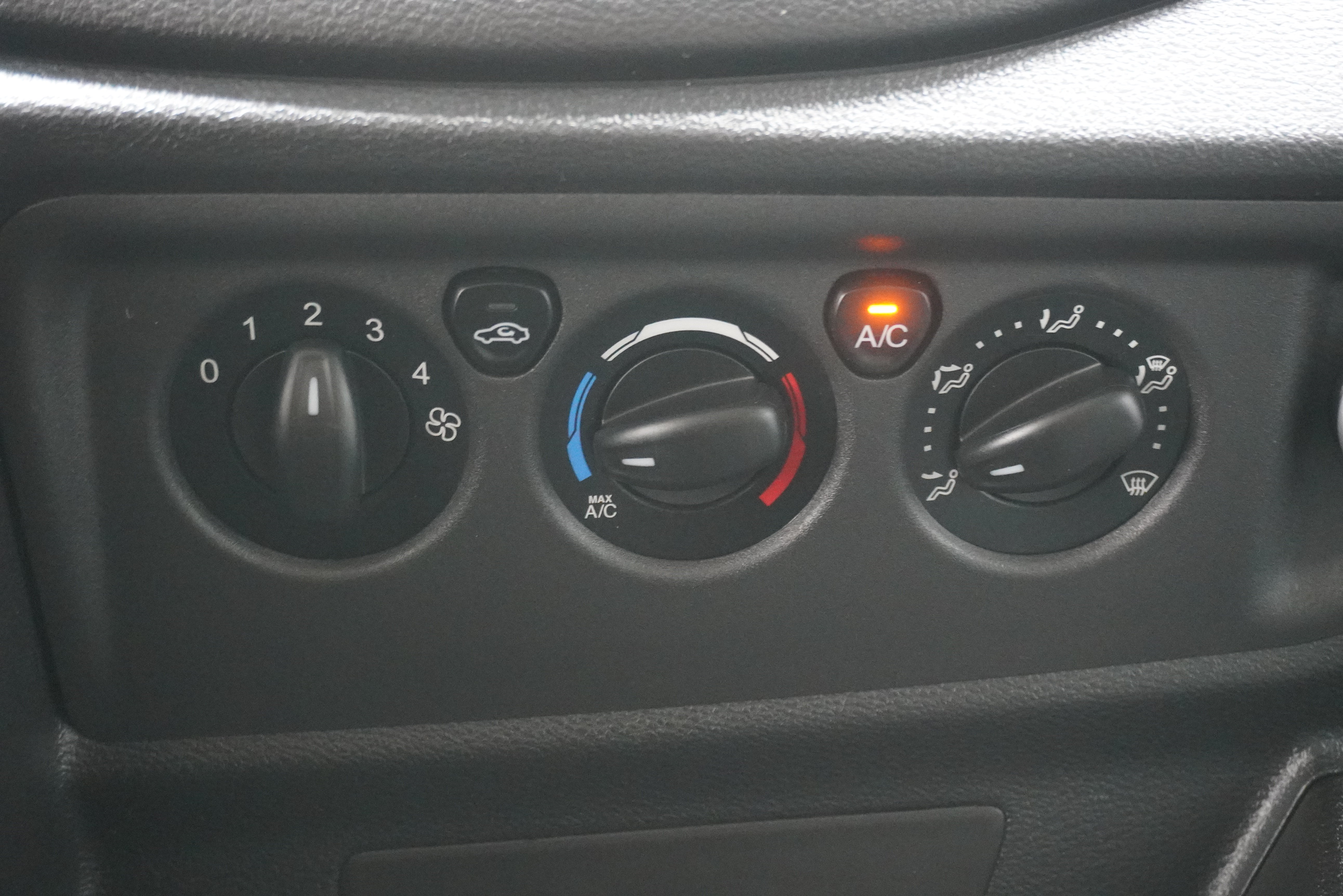 Used 2015 Ford Transit 350 XLT RWD image 17